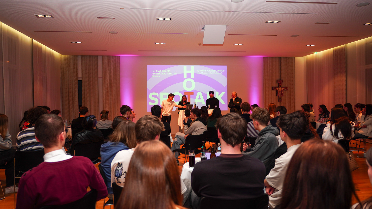 Hot-Spot-Talk mit Bischof Benno und Strafrichter Martin Mitteregger, sowie über 60 Jugendlichen in Bludenz. Thema: Vergeben. Vergessen. Vorbei!? Corinna Peter/Junge Kirche Vorarlberg