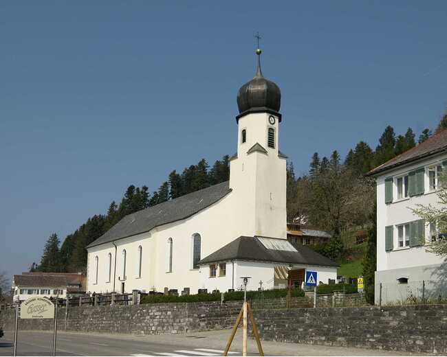 http://commons.wikimedia.org/wiki/Category:Pfarrkirche_Hl._Johannes_Nepomuk_%28Doren%29?uselang=de#/media/File:Johannes_Nepomuk_Doren.JPG