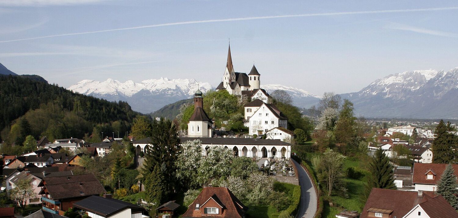 Rankweil am 1.5.2006. Bergkirche Rankweil, Basilika auf dem Liebfrauenberg, im Hintergrund die schneebedeckten Schweizer Berge.