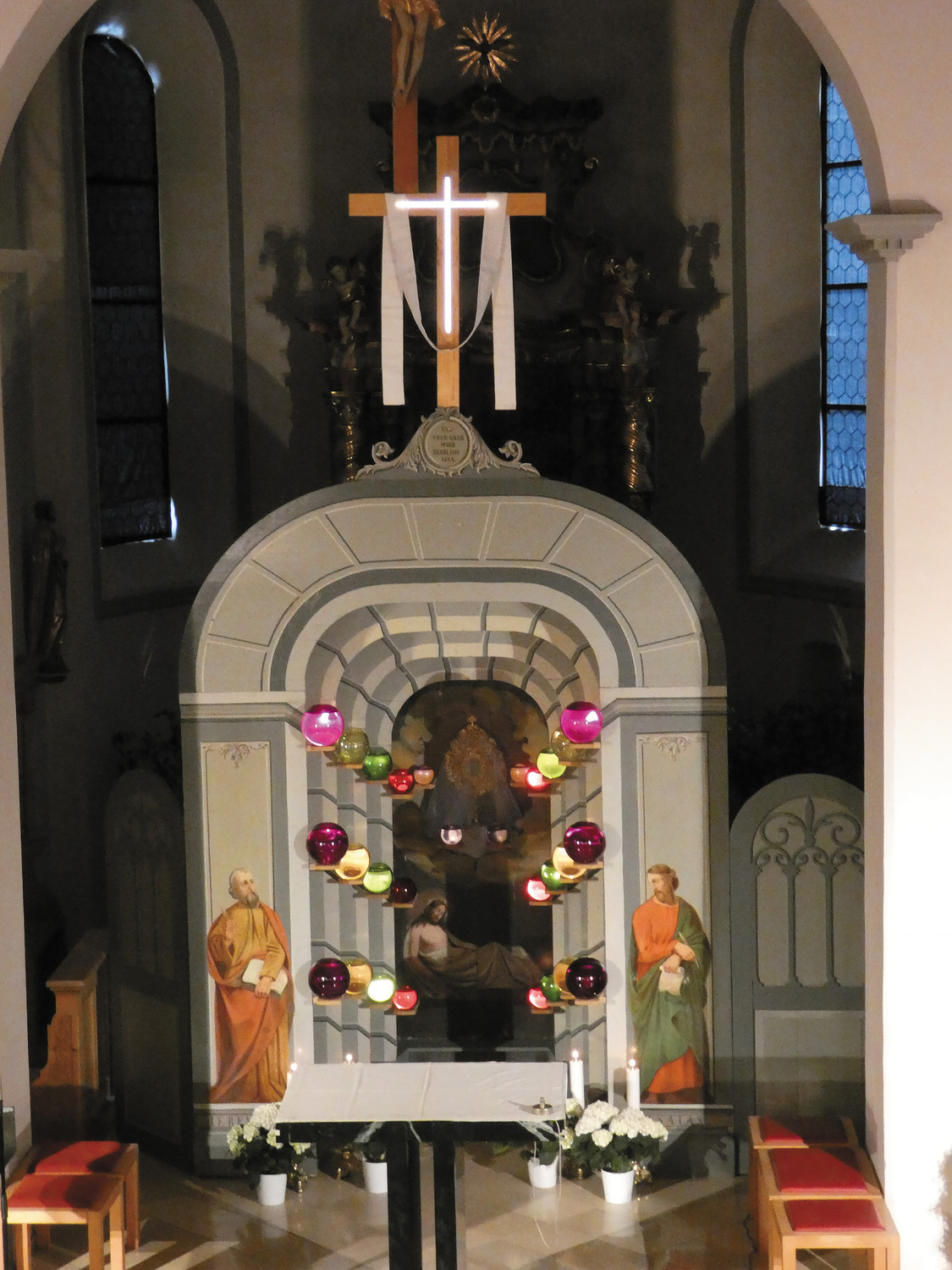 Pfarre / Drei Tage lang (Gründonnerstag bis Karsamstag) ist das Hl. Grab in Fontanella aufgebaut.