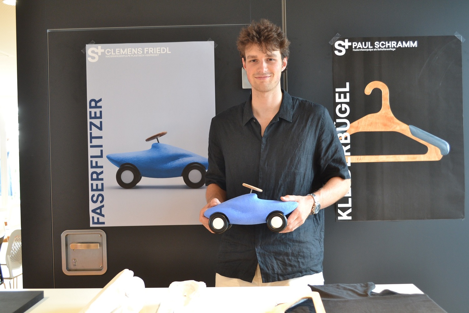 Clemens Friedl präsentierte den „Faserflitzer“, ein Rutschfahrzeug, das von Kindern selbst bemalt und verziert werden kann.