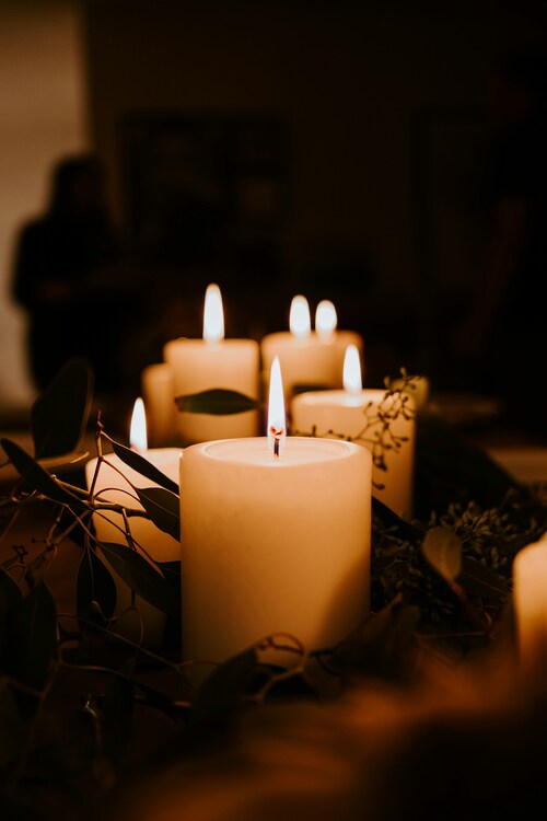 https://unsplash.com/de/fotos/entzundete-saulenkerzen-mit-eukalyptusblattern-e7cDMN6f0gs