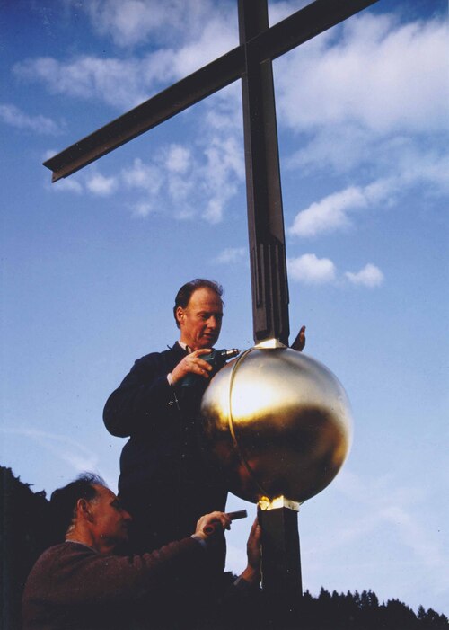 Ferdinand und Hans Bertschler bei der Montage der Turmkugel bei der Pfarrkirche in Feldkirch-Levis. Die neu vergoldete Kugel wurde bei der  Sanierung des Kirchturms am 19.11.1991 wieder montiert.