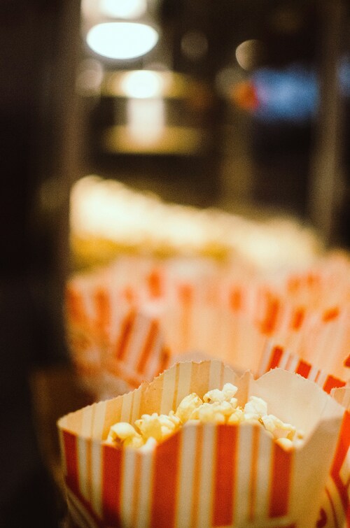 https://unsplash.com/de/fotos/popcorn-in-striped-bags-kino-z0cyJX3WTWI